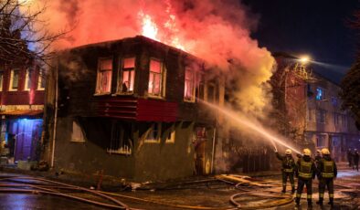 Üsküdar’da İki Metruk Binada Yangın Paniği