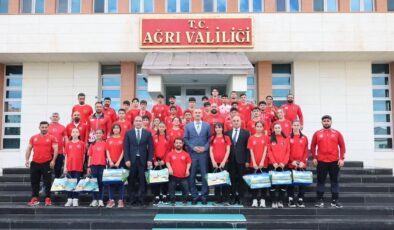 Vali Dr.Önder BOZKURT, ili başarıyla temsil eden 32 sporcu ve antrenörlerini makamında ağırladı.