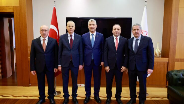 Ticaret Bakanı Ömer Bolat Bakanlık Personeliyle Bayramlaştı: Türkiye Yüzyılı Hedefleri Doğrultusunda Kararlılık Mesajı