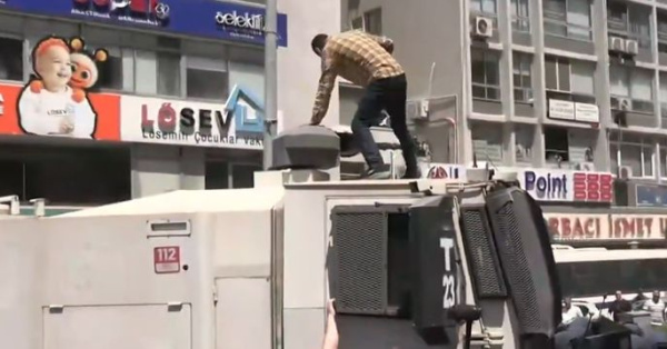 İzmir’deki Eylemde TOMA’ya Zarar Veren Müdür Yardımcısı Tutuklandı Ve Görevden Uzaklaştırıldı
