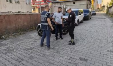 Ağrı’da Gece Saatlerinde Tehlikeli Sürüş Yapan Motosikletliye Ağır Ceza
