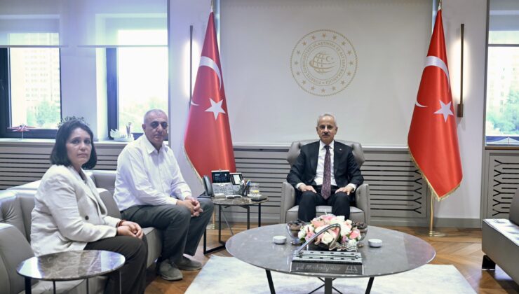 Bakan Uraloğlu Acılı Aileyi Bakanlıkta Kabul Etti