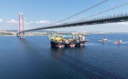 Dünyanın en büyük 3’üncü vinç gemisi ‘SAIPEM 7000’, 1915 Çanakkale Köprüsü’nün altından geçti