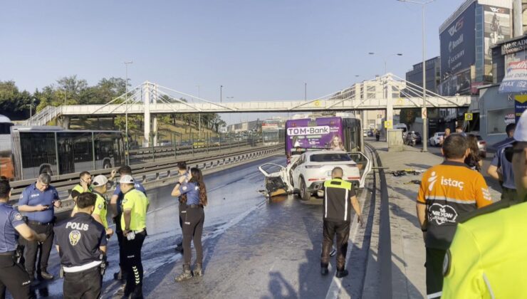 Küçükçekmece’de İETT Otobüsüne Çarpan Otomobildeki 3 Kişi Hayatını Kaybetti