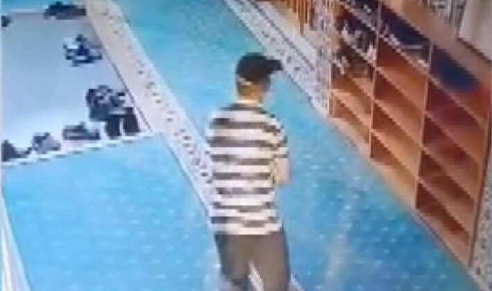 Sultangazi’de Camilerden Ayakkabı Çalan Hırsız Kamerada: Dizlerinin Üzerinde Sürünerek Çaldı