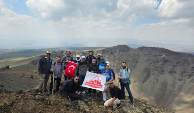 Ağrılı Dağcılardan Büyük Tendürek’e Tırmanış
